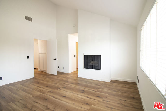 1132 19th Street, Santa Monica CA: https://media.crmls.org/mediaz/f698b060-44e6-4e44-885e-7991d47ecb5e.jpg