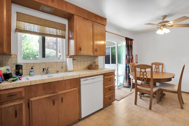 17541756 Plaza Court, Mountain View CA: https://media.crmls.org/mediaz/f6993694-118f-49f7-92b8-ead385bb91e6.jpg