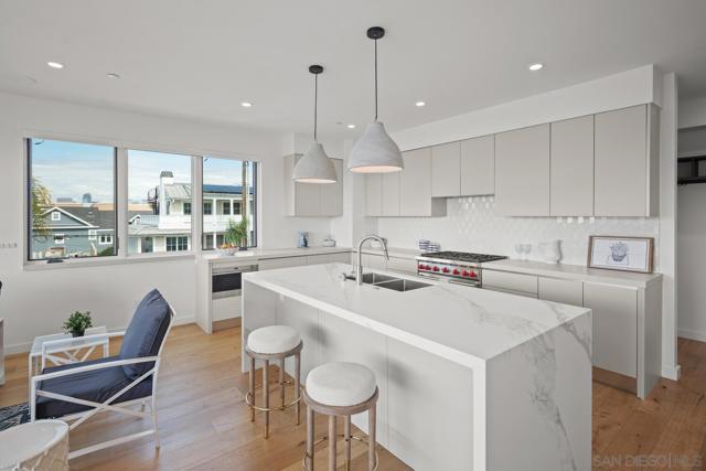1014 5th St, Coronado CA: https://media.crmls.org/mediaz/f69a10d8-680e-4787-ad4d-4410b7f53667.jpg
