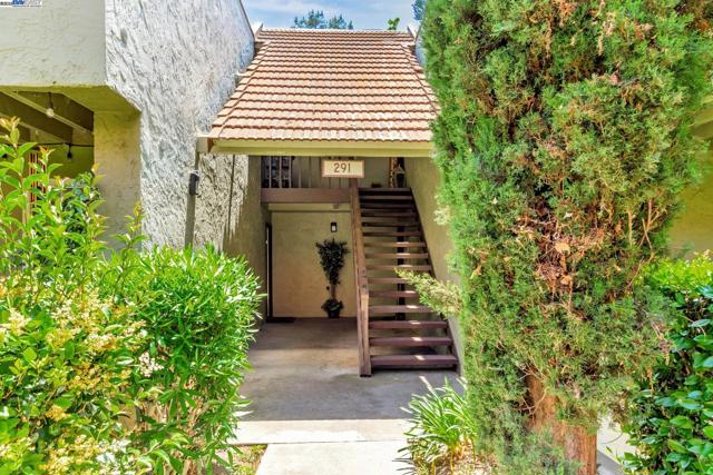 291 Tradewinds Dr, San Jose CA: https://media.crmls.org/mediaz/f69a7791-34a7-4559-aec5-13aa8f8bb146.jpg
