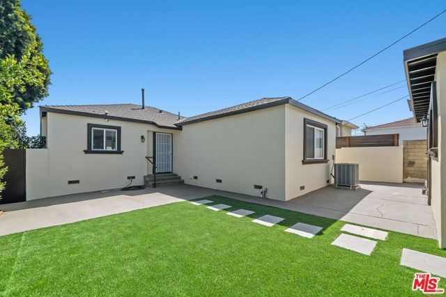 4401 W 58th Place, Los Angeles CA: https://media.crmls.org/mediaz/f69aa22b-3b71-47e0-9fe2-b65eb452c507.jpg