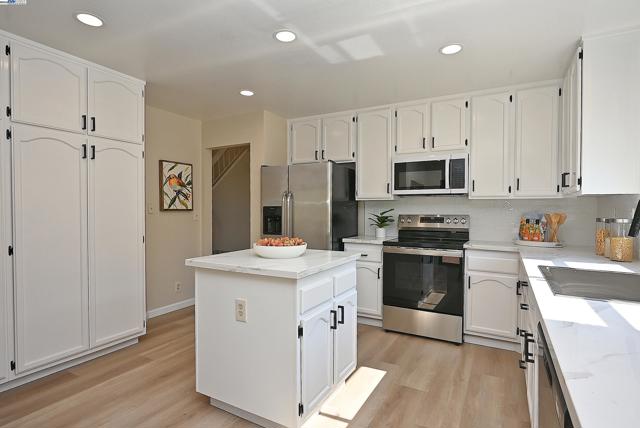 28111 Ziele Creek Dr, Hayward CA: https://media.crmls.org/mediaz/f69b7ff3-48ed-4e73-b42c-55320e8a11c4.jpg