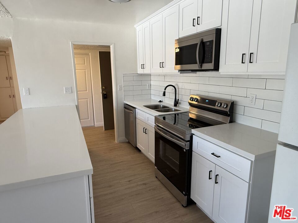 10200 De soto Avenue #320