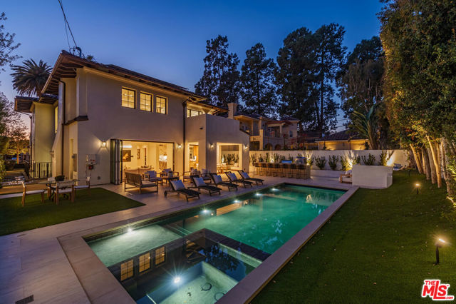 409 21st Street, Santa Monica CA: https://media.crmls.org/mediaz/f69de4fd-298b-4d56-89d7-de6e55eb7606.jpg