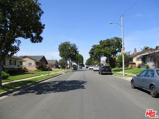 10421 S 1st Avenue, Inglewood CA: https://media.crmls.org/mediaz/f69e26df-33be-4f34-a062-3ce09a7bb556.jpg