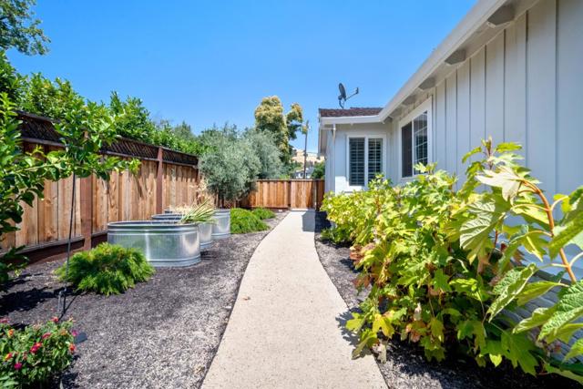 20 Sara Lane, Alamo CA: https://media.crmls.org/mediaz/f69ec171-4f5a-4198-bbef-9268965a7475.jpg