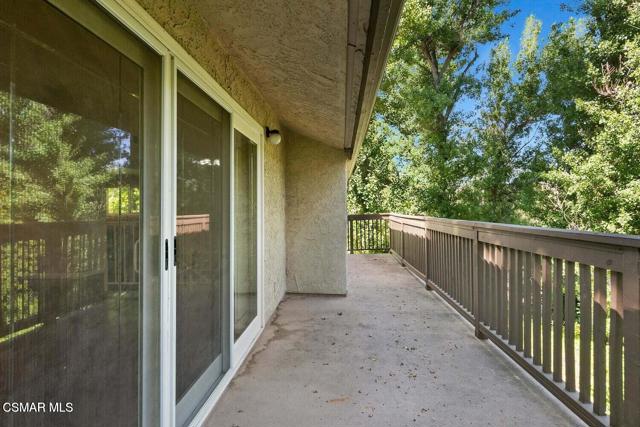 12 Sparrowhawk Lane, Oak Park CA: https://media.crmls.org/mediaz/f69ec5a8-1a89-436e-9375-81dfbae0a350.jpg