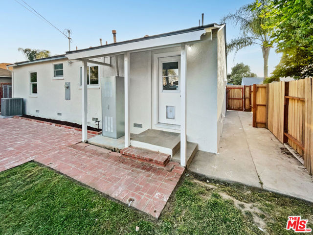 5722 Hazelbrook Avenue, Lakewood CA: https://media.crmls.org/mediaz/f69f0c15-3913-45ac-8336-1ec9f3beeb92.jpg