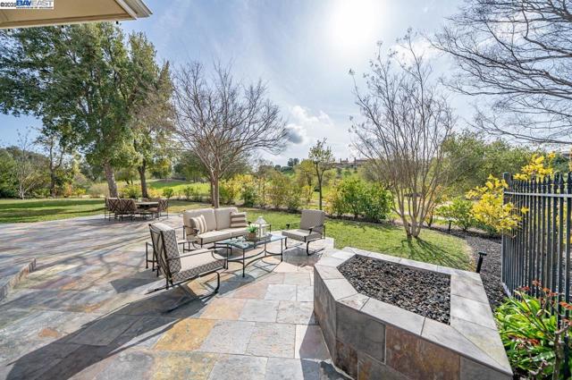 1569 Via Di Salerno, Pleasanton CA: https://media.crmls.org/mediaz/f69fa4c0-ef8d-4f2c-930e-2c740c96704a.jpg