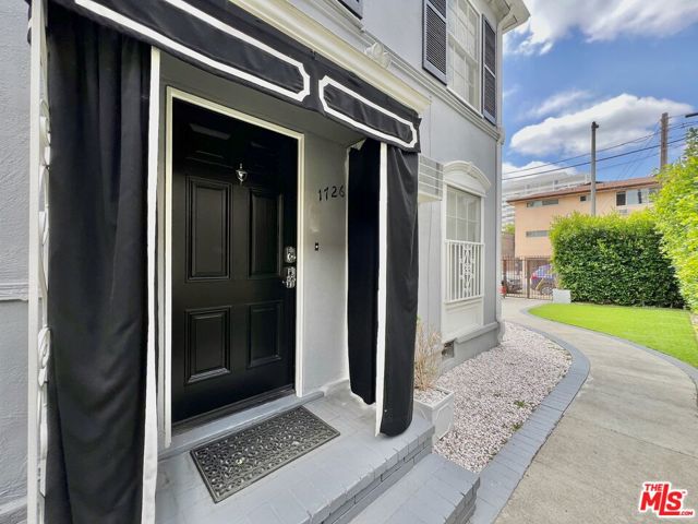 1724 El Cerrito Place, Los Angeles CA: https://media.crmls.org/mediaz/f69fc5ed-f6de-436f-9718-913979898357.jpg