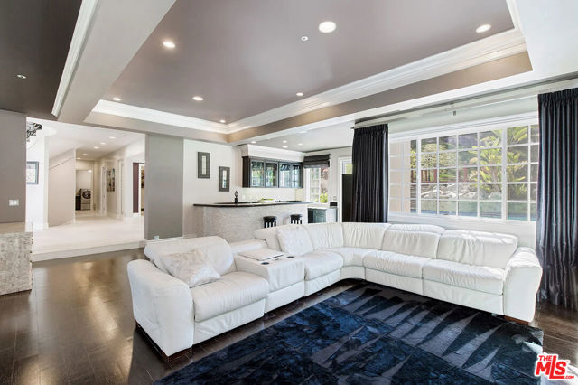 14132 Beresford Road, Beverly Hills CA: https://media.crmls.org/mediaz/f69ff441-41ed-41fc-8d43-4ad7f6e8a010.jpg