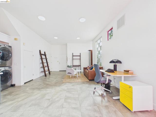 Image 32 of 38 For 2932 Filbert St 2