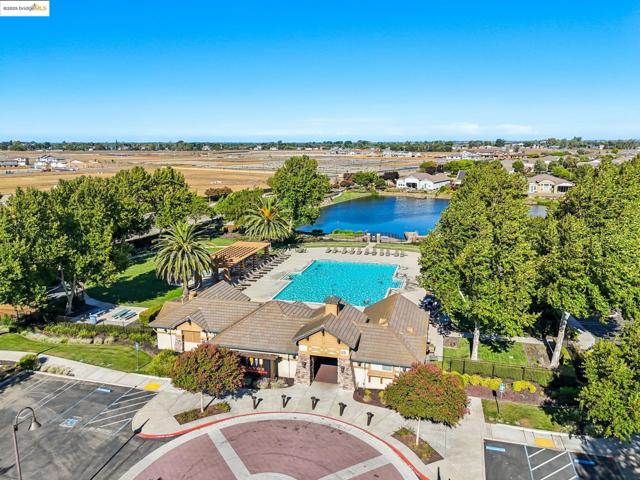 124 Clear Lake Ct, Oakley CA: https://media.crmls.org/mediaz/f6a2fba6-5650-48f5-9fbe-c0193931c2ad.jpg