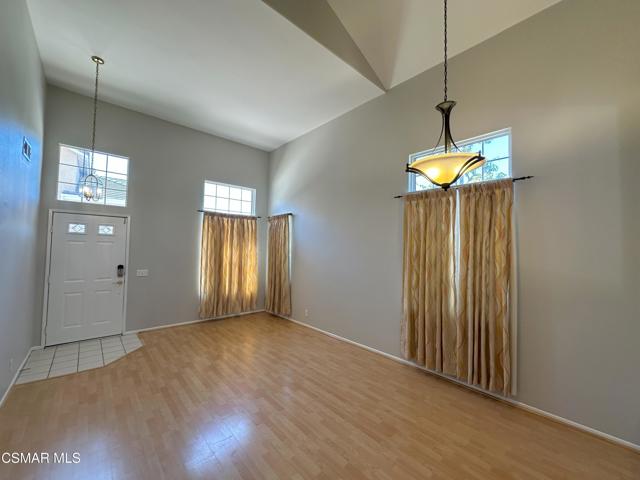 237 Spurwood Lane, Simi Valley CA: https://media.crmls.org/mediaz/f6a33d82-8d33-467e-aab8-0120f7fb52d4.jpg