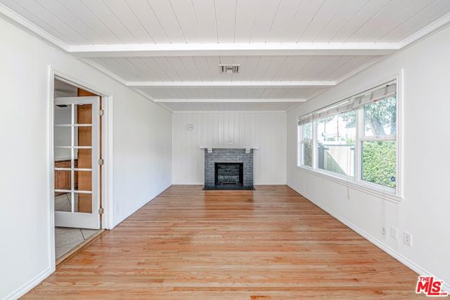 5353 Don Pio Drive, Woodland Hills CA: https://media.crmls.org/mediaz/f6a4a573-c1a4-4405-af28-742445c6c252.jpg