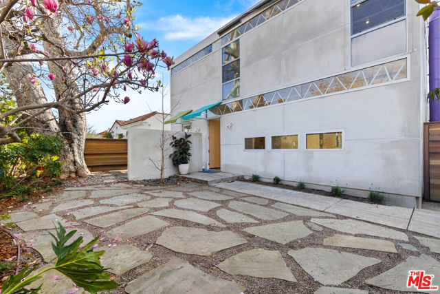 2153 Linnington Avenue, Los Angeles CA: https://media.crmls.org/mediaz/f6a4ffeb-d2ef-4c9c-b7b3-417d91bd7712.jpg