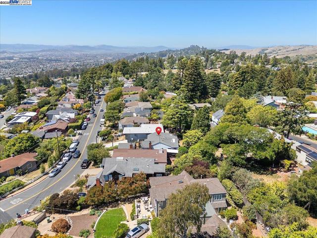 543 Grizzly Peak Blvd, Berkeley CA: https://media.crmls.org/mediaz/f6a5bc2b-e017-4f8f-b9f0-18562393062b.jpg