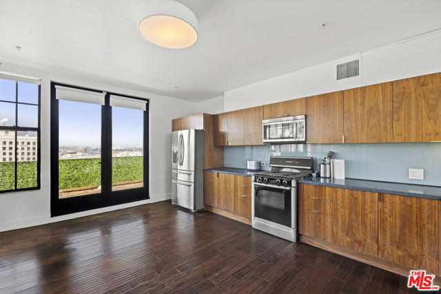 746 S Los Angeles Street, Los Angeles CA: https://media.crmls.org/mediaz/f6a7039f-1649-404b-a642-ca06e39b7858.jpg