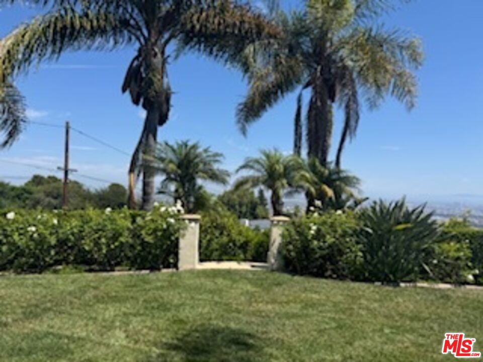 https://media.crmls.org/mediaz/f6a892af-349d-4542-bbdb-cc482ed77386.jpg?preset=X-Large