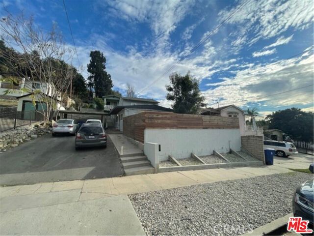 3422 Holyoke Drive, Los Angeles CA: https://media.crmls.org/mediaz/f6a9af58-9438-4225-beea-1febecb8ea57.jpg