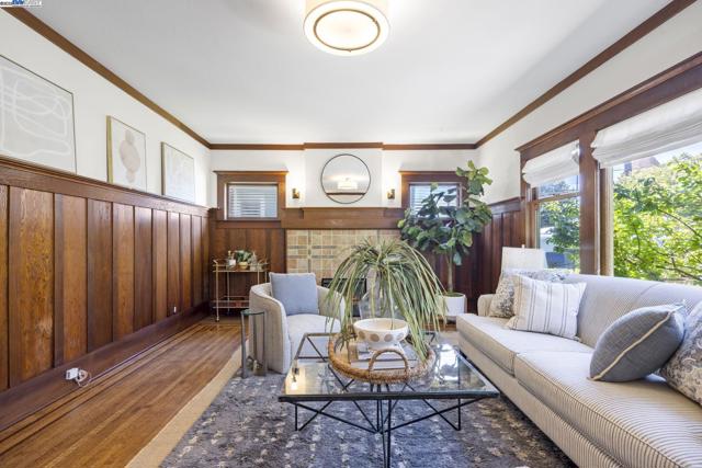 898 Union St, Alameda CA: https://media.crmls.org/mediaz/f6aa1e57-dca2-451a-8767-7e556888c820.jpg