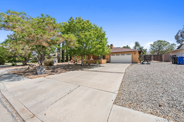 13367 Apple Blossom LN, Apple Valley CA: https://media.crmls.org/mediaz/f6aafc10-0faf-4a2b-a784-62be51545366.jpg