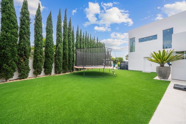 7713 Esterel Dr, La Jolla CA: https://media.crmls.org/mediaz/f6ab3b79-04e1-47e7-b40e-49916e0e64b4.jpg