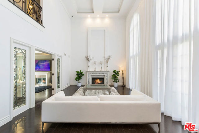 14132 Beresford Road, Beverly Hills CA: https://media.crmls.org/mediaz/f6abcd82-784b-46fa-96ac-fb7f42401839.jpg