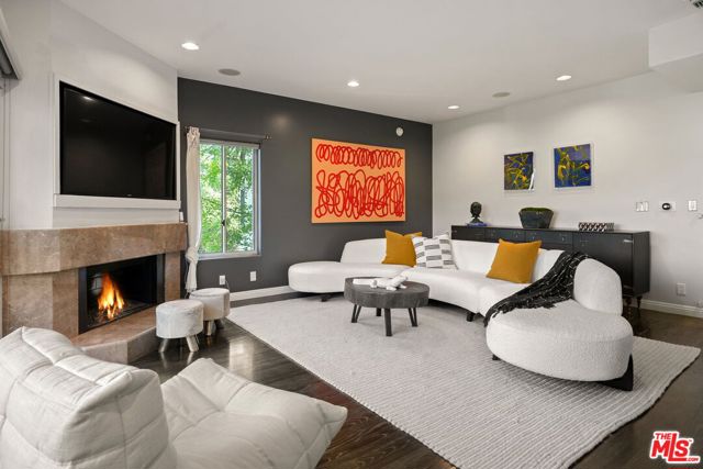 3275 N Knoll Drive, Los Angeles CA: https://media.crmls.org/mediaz/f6ac0781-6b14-46de-8acd-90aa02a032f2.jpg