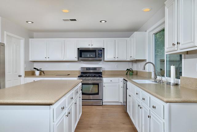 339 La Purisma Way, Oceanside CA: https://media.crmls.org/mediaz/f6ad17c6-00bc-4d24-b00b-5f83c0d7cd92.jpg