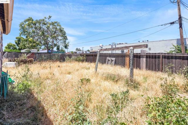 832 W 11Th St, Antioch CA: https://media.crmls.org/mediaz/f6ad1b1e-99da-4545-848a-753a63ba1f02.jpg