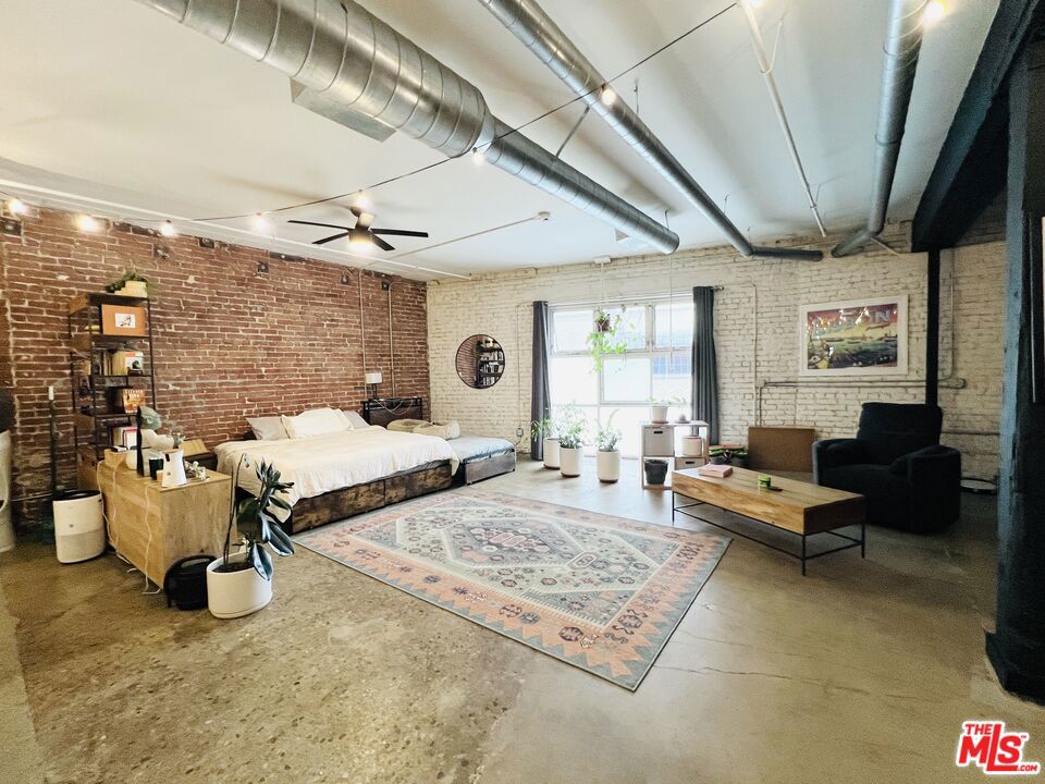 https://media.crmls.org/mediaz/f6ad3567-cee9-4ee1-b571-7b1abf5f07f5.jpg?preset=X-Large