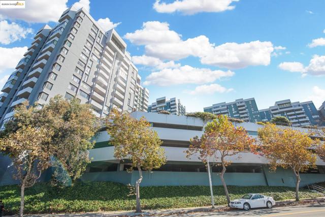 555 Pierce St, Albany CA: https://media.crmls.org/mediaz/f6ad7711-3ad8-4d16-a72c-fcf5fbcca8f0.jpg