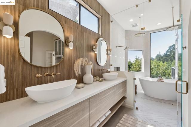 2861 Chelsea Drive, Oakland CA: https://media.crmls.org/mediaz/f6addfa3-8262-43dc-bab5-069a0e076f92.jpg