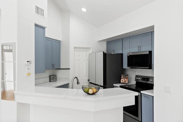 Detail Gallery Image 5 of 33 For 7215 Calabria Ct #74,  San Diego,  CA 92122 - 2 Beds | 2 Baths