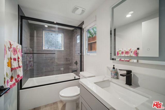 11821 W Holly Way, Valley Village CA: https://media.crmls.org/mediaz/f6af4c0b-6930-4857-9ed9-ac50511703e6.jpg