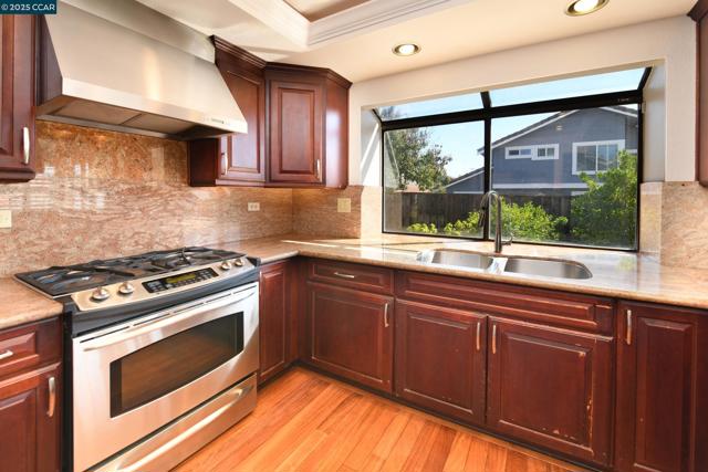 319 Oak Glen Ct, Martinez CA: https://media.crmls.org/mediaz/f6b0939c-af58-4cd1-b770-9a320c57a6af.jpg