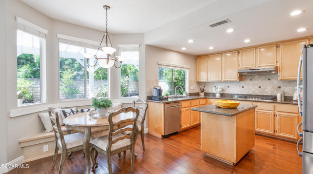 1796 Rock Spring Street, Newbury Park CA: https://media.crmls.org/mediaz/f6b0f70c-e8d4-4597-86d0-7b3a76b7f506.jpg