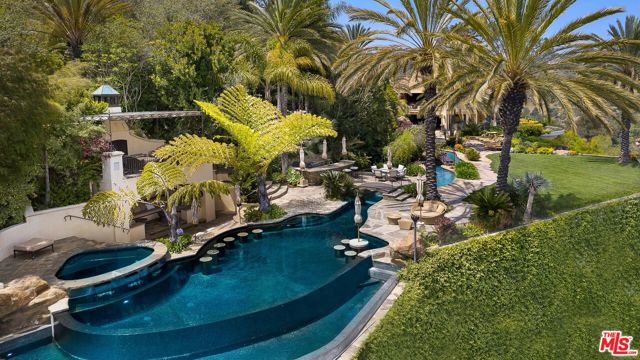 10066 Cielo Drive, Beverly Hills CA: https://media.crmls.org/mediaz/f6b10ee7-5f96-4f58-8974-f265187b2a3d.jpg