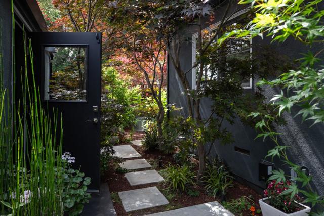 539 Bay Road, Menlo Park CA: https://media.crmls.org/mediaz/f6b1d44a-b134-4513-8fa0-6adb4ef09840.jpg