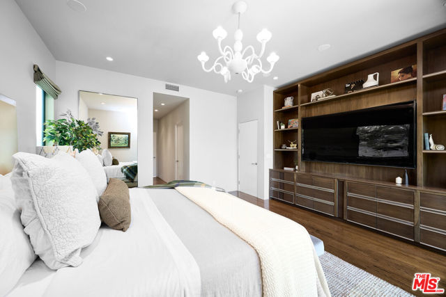 2329 Clement Avenue, Venice CA: https://media.crmls.org/mediaz/f6b1d6df-1551-4001-9132-b37dbfb13eda.jpg