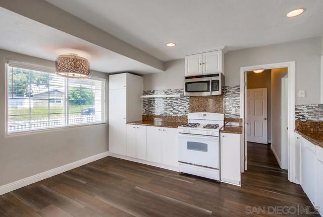 6327 Newsome Dr, San Diego CA: https://media.crmls.org/mediaz/f6b21f0f-cc88-4b67-bcb9-b8a6bf17e0c0.jpg
