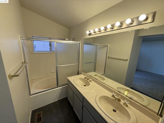 841 Windmeadows Dr, Brentwood CA: https://media.crmls.org/mediaz/f6b23e3f-2f1d-4527-847a-9138a41afe8f.jpg