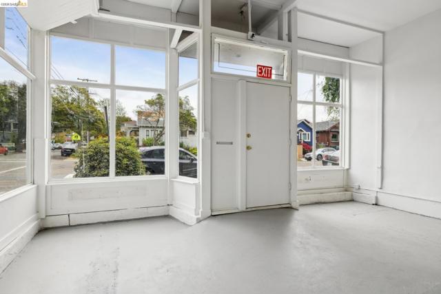 1718 Bancroft Way, Berkeley CA: https://media.crmls.org/mediaz/f6b26c4d-256c-407a-8f74-3a8e7c44b37d.jpg