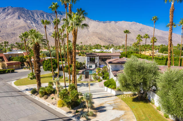 3330 Andreas Hills Drive, Palm Springs CA: https://media.crmls.org/mediaz/f6b2b162-5943-49d1-b700-f296f0918234.jpg