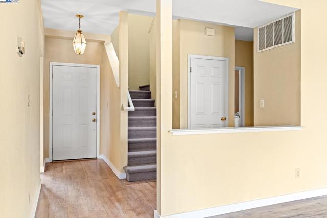104 Bridgeview Ct, Crockett CA: https://media.crmls.org/mediaz/f6b32200-1de3-447e-8bb7-ac7e649e0bfb.jpg