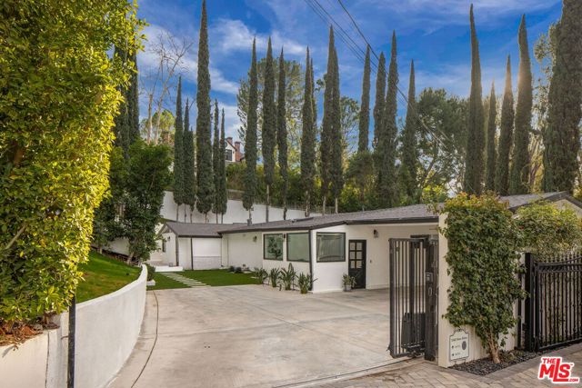16733 Oak View Drive, Encino CA: https://media.crmls.org/mediaz/f6b3b7e6-dad4-401d-a3e4-aca7613e4501.jpg