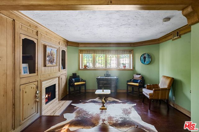 1610 N Beverly Drive, Beverly Hills CA: https://media.crmls.org/mediaz/f6b412d2-90af-45f3-9ea2-6f36d9805749.jpg