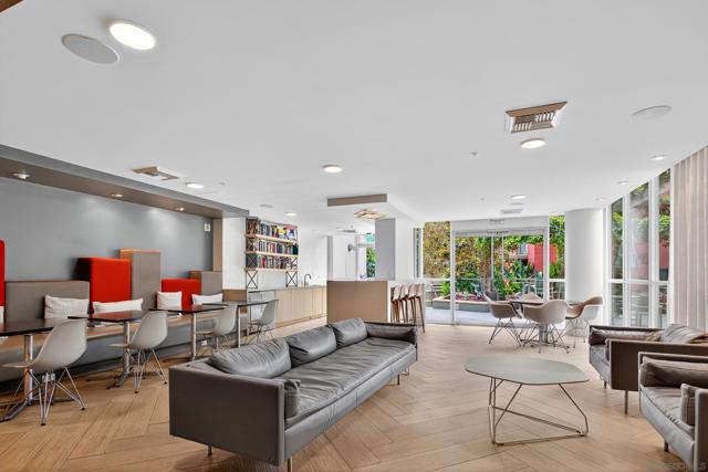 1240 India St, San Diego CA: https://media.crmls.org/mediaz/f6b52c10-75e1-4f96-b8d4-ba4579547c21.jpg