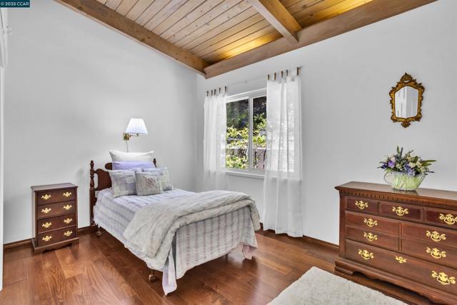 18 Van Tassel Ln, Orinda CA: https://media.crmls.org/mediaz/f6b57fd9-9eab-438b-a77d-c736eaf9b046.jpg